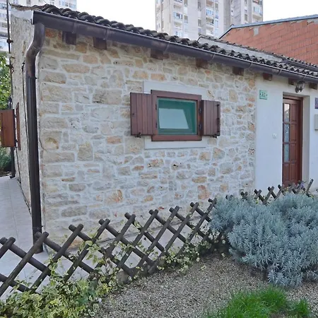 House Amalia פולה